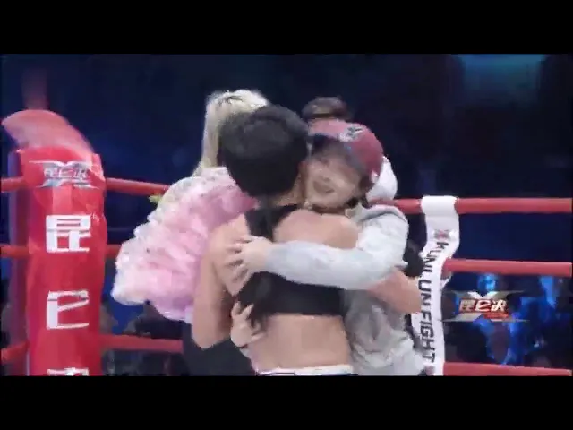 中国散打一姐鄂美蝶空中飞膝ko!日本美女拳手嘴巴飙血太残酷了